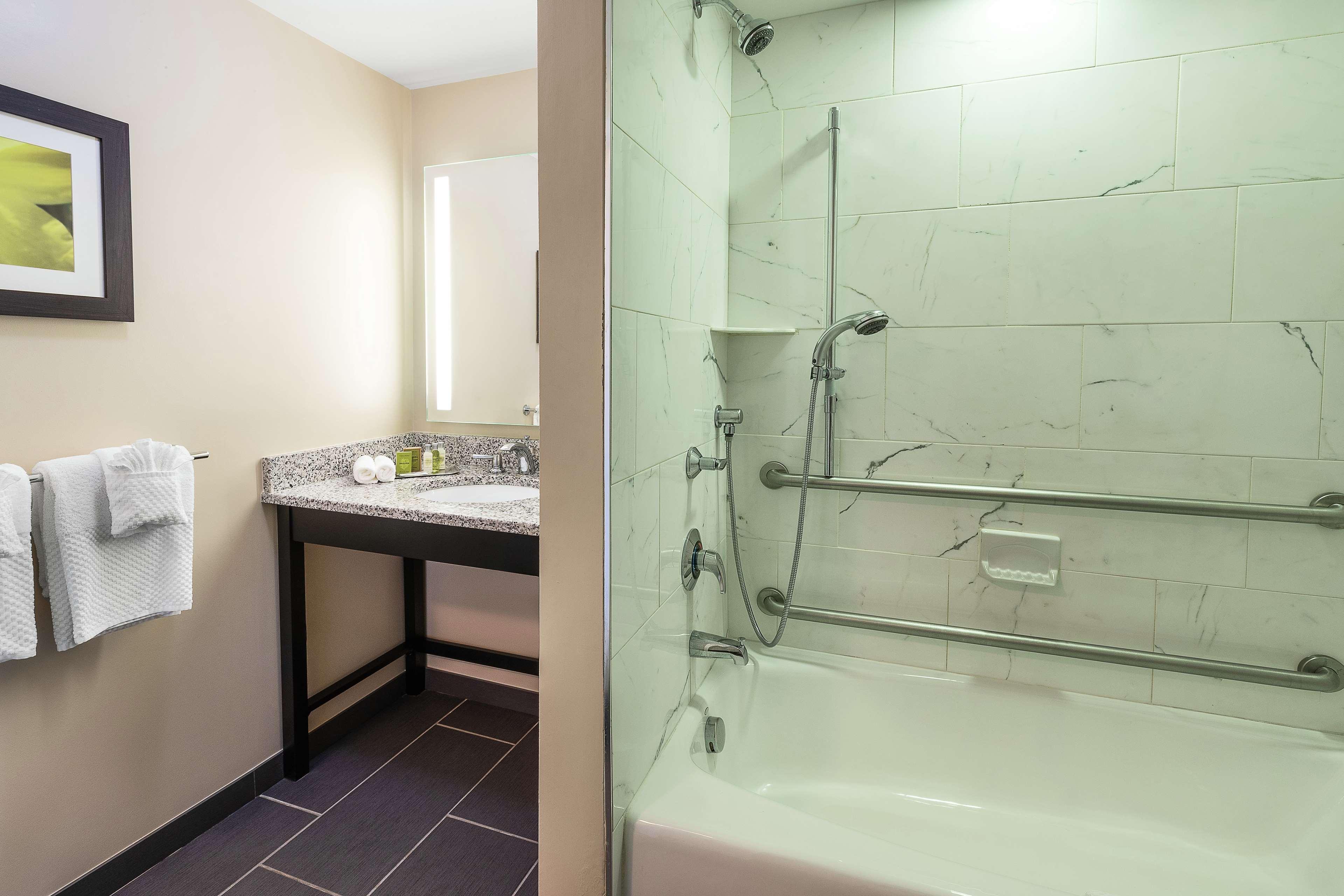 מלון Doubletree By Hilton Cape Cod - הייאניס מראה חיצוני תמונה